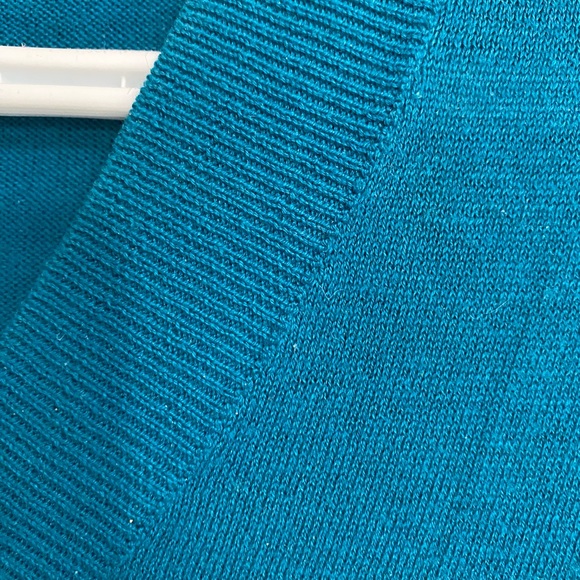 Gap, turquoise v-neck sweater. Comfortable knitted sweater 3 buttons on cuff. - Picture 3 of 4